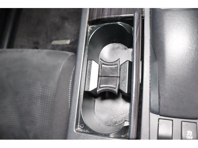 便利なドリンクホルダーも装備！　ペットボトルもしっかりホールドします。