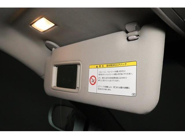 サンバイザーは、眩しい日差しを遮るほかにも、裏のミラーで身だしなみを整えることができます。