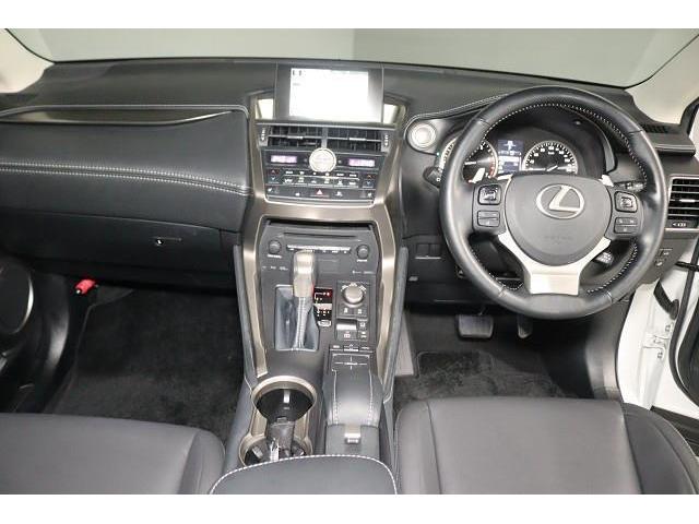 視認性の良いインパネ周り。スイッチなどの操作もしやすい配置になっております。