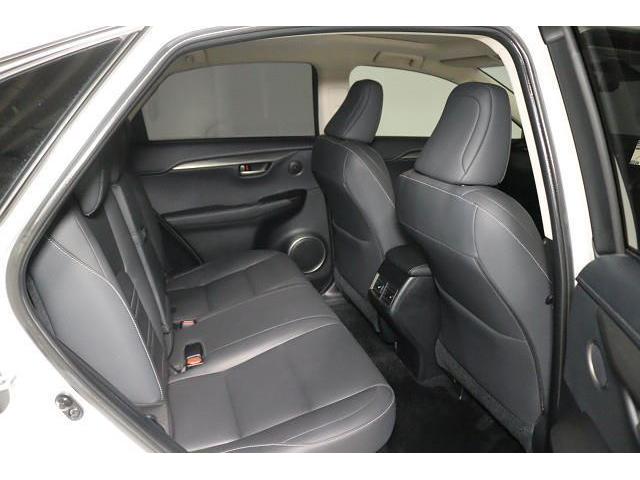 心地よい　くつろぎの空間を演出する後部座席。