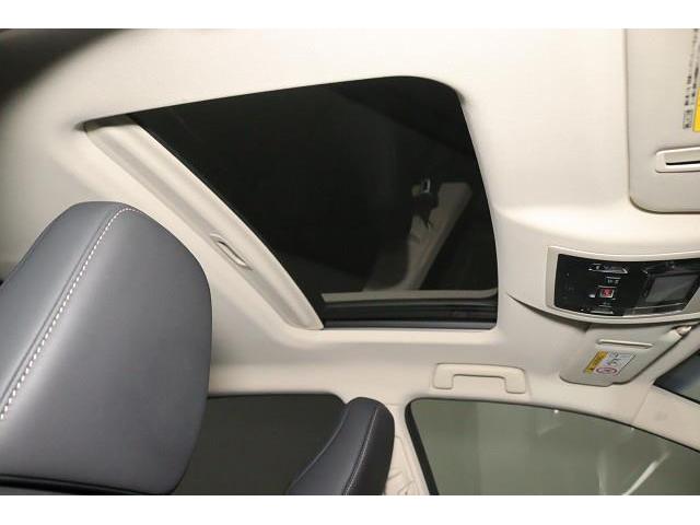 開放感のあるワイドな『サンルーフ』を装備！　換気もでき室内も明るく感じます。