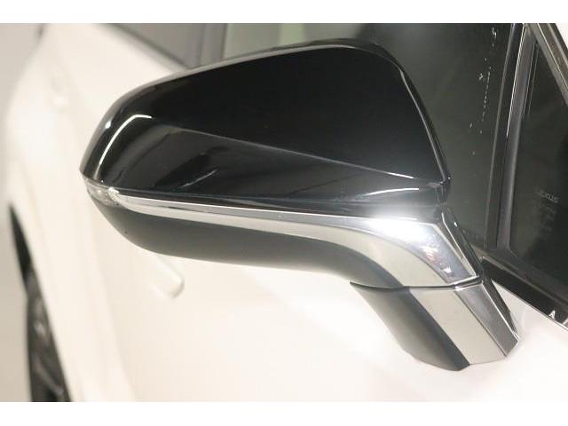 周りからも視認性が良いターンランプ（ウィンカー）付きのドアミラー。