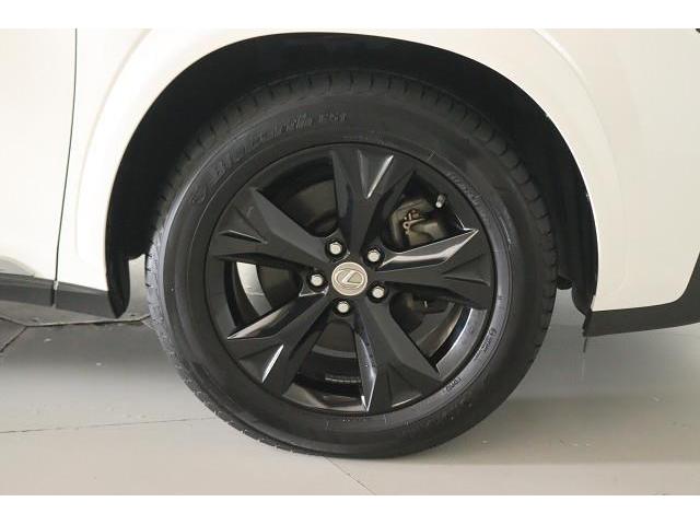 スポーティなデザインのホイールを装着！