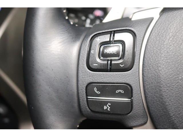 ステアリングスイッチを装備。　オーディオなどの操作が手元で出来るので安全で便利です。