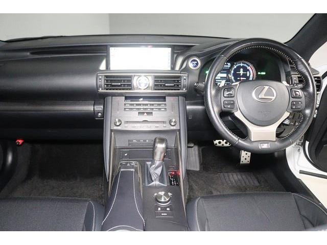 ���F���̗ǂ��C���p�l����B�X�C�b�`�Ȃǂ̑�������₷���z�u�ɂȂ��Ă���܂��B