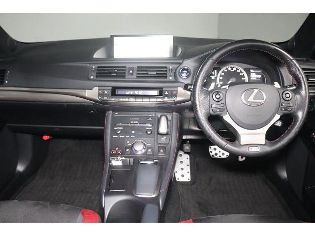 ���F���̗ǂ��C���p�l����B�X�C�b�`�Ȃǂ̑�������₷���z�u�ɂȂ��Ă���܂��B