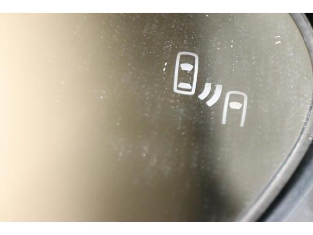 �a�r�l�i�u���C���h�X�|�b�g���j�^�[�j�𑕔��I�@�ׂ̎Ԑ��𑖂�ԗ������p�G���A�ɓ���ƁA�h�A�~���[�̃C���W�P�[�^�[�������Ă��m�点�B