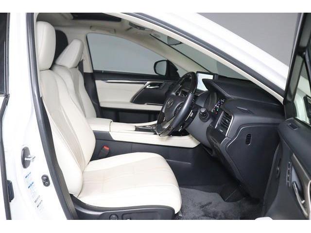 �������u�Ԃ����ݍ��܂��\�t�@�[�̂悤�ȁA����������V�[�g�B�i�V�[�g�͈ꕔ����Ȃǎg�p�̏ꍇ������܂��j