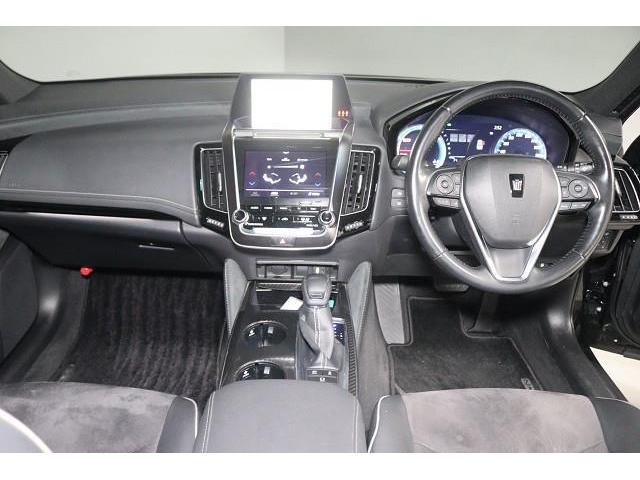 ���F���̗ǂ��C���p�l����B�X�C�b�`�Ȃǂ̑�������₷���z�u�ɂȂ��Ă���܂��B