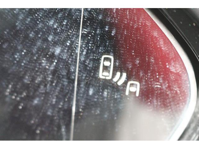 �a�r�l�i�u���C���h�X�|�b�g���j�^�[�j�𑕔��I�@�ׂ̎Ԑ��𑖂�ԗ������p�G���A�ɓ���ƁA�h�A�~���[�̃C���W�P�[�^�[�������Ă��m�点�B