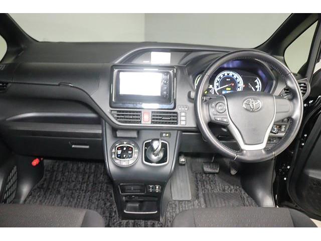 ���F���̗ǂ��C���p�l����B�X�C�b�`�Ȃǂ̑�������₷���z�u�ɂȂ��Ă���܂��B