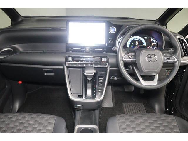 ���F���̗ǂ��C���p�l����B�X�C�b�`�Ȃǂ̑�������₷���z�u�ɂȂ��Ă���܂��B