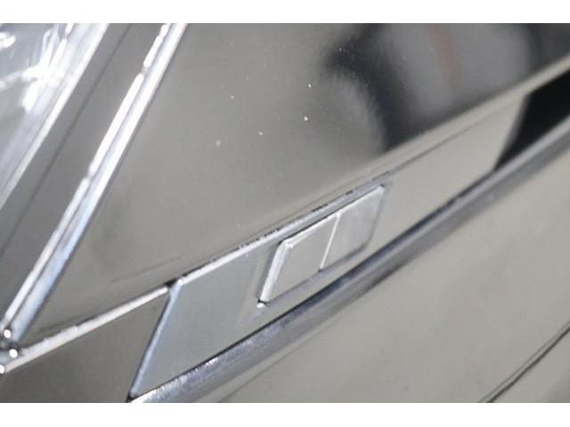 �ԗ��E������ɂ��邱�̃{�^���������ƁA�g�����N�i�o�b�N�h�A�j��d���ŊJ���\�ł��B