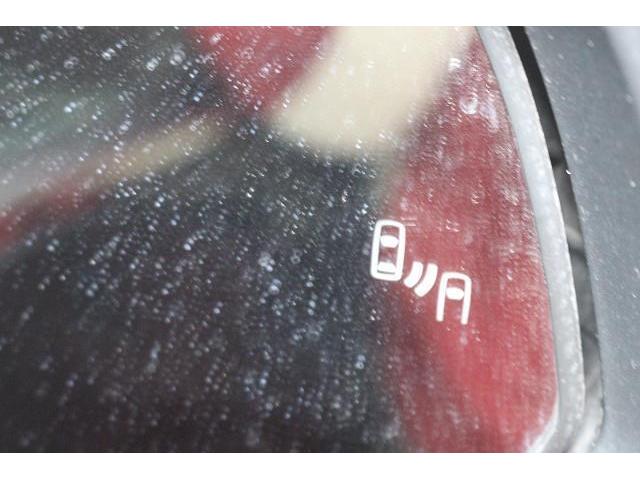 �a�r�l�i�u���C���h�X�|�b�g���j�^�[�j�𑕔��I�@�ׂ̎Ԑ��𑖂�ԗ������p�G���A�ɓ���ƁA�h�A�~���[�̃C���W�P�[�^�[�������Ă��m�点�B