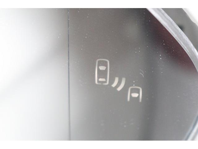 �a�r�l�i�u���C���h�X�|�b�g���j�^�[�j�𑕔��I�@�ׂ̎Ԑ��𑖂�ԗ������p�G���A�ɓ���ƁA�h�A�~���[�̃C���W�P�[�^�[�������Ă��m�点�B