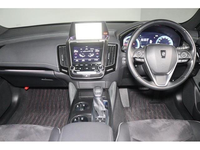 ���F���̗ǂ��C���p�l����B�X�C�b�`�Ȃǂ̑�������₷���z�u�ɂȂ��Ă���܂��B