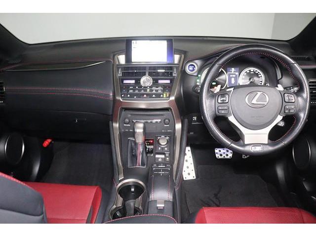 ���F���̗ǂ��C���p�l����B�X�C�b�`�Ȃǂ̑�������₷���z�u�ɂȂ��Ă���܂��B