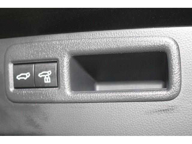 ���̃{�^���������ƁA�g�����N�i�o�b�N�h�A�j��d���ŊJ�ł��܂��B