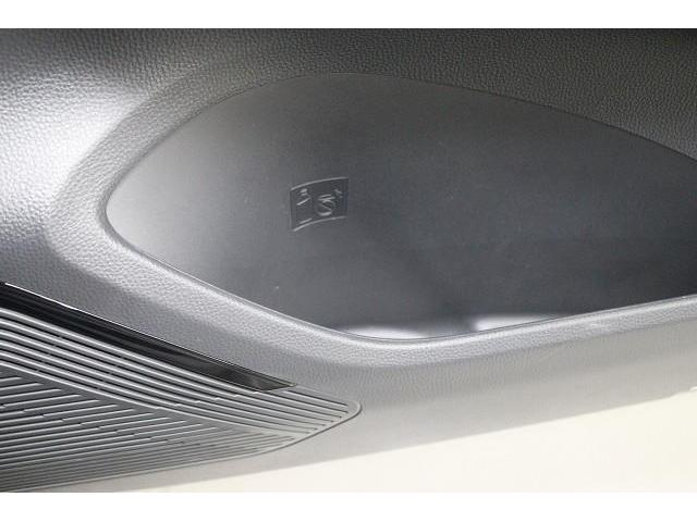 �h�A�|�P�b�g���ɂ��h�����N�z���_�[�𑕔����Ă��܂��B