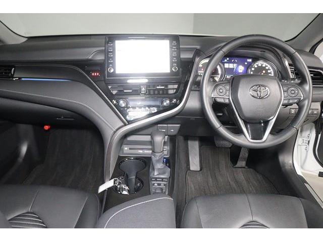 ���F���̗ǂ��C���p�l����B�X�C�b�`�Ȃǂ̑�������₷���z�u�ɂȂ��Ă���܂��B