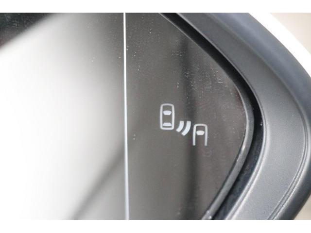 �a�r�l�i�u���C���h�X�|�b�g���j�^�[�j�𑕔��I�@�ׂ̎Ԑ��𑖂�ԗ������p�G���A�ɓ���ƁA�h�A�~���[�̃C���W�P�[�^�[�������Ă��m�点�B