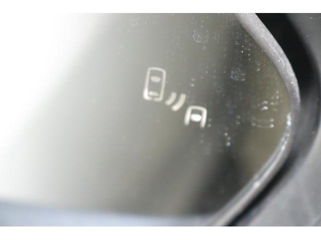 �a�r�l�i�u���C���h�X�|�b�g���j�^�[�j�𑕔��I�@�ׂ̎Ԑ��𑖂�ԗ������p�G���A�ɓ���ƁA�h�A�~���[�̃C���W�P�[�^�[�������Ă��m�点�B