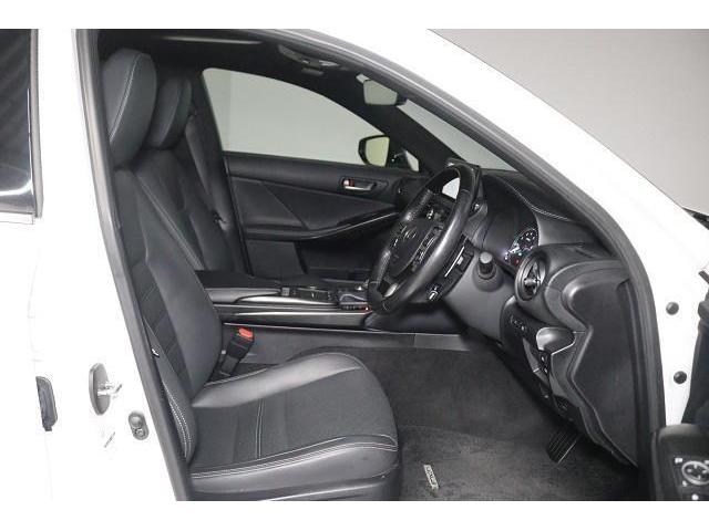 �������u�Ԃ����ݍ��܂��\�t�@�[�̂悤�ȁA����������V�[�g�B�i�V�[�g�͈ꕔ����Ȃǎg�p�̏ꍇ������܂��j