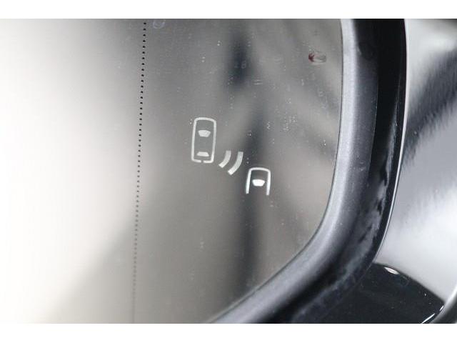 �a�r�l�i�u���C���h�X�|�b�g���j�^�[�j�𑕔��I�@�ׂ̎Ԑ��𑖂�ԗ������p�G���A�ɓ���ƁA�h�A�~���[�̃C���W�P�[�^�[�������Ă��m�点�B