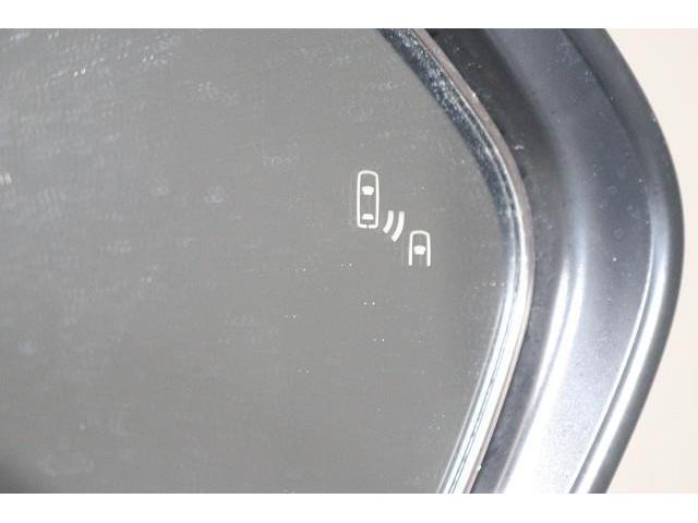 �a�r�l�i�u���C���h�X�|�b�g���j�^�[�j�𑕔��I�@�ׂ̎Ԑ��𑖂�ԗ������p�G���A�ɓ���ƁA�h�A�~���[�̃C���W�P�[�^�[�������Ă��m�点�B