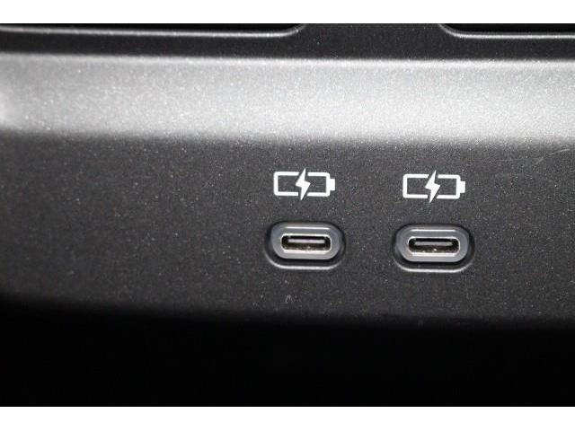 �X�}�[�g�t�H���Ȃǂ̏[�d�ɕ֗��Ȃt�r�a�|�[�g�𑕔��B