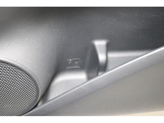 �h�A�|�P�b�g���ɂ��h�����N�z���_�[�𑕔����Ă��܂��B