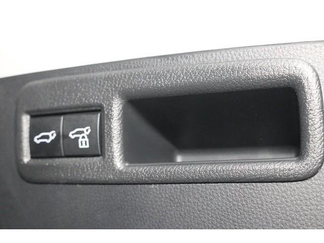 ���̃{�^���������ƁA�g�����N�i�o�b�N�h�A�j��d���ŊJ�ł��܂��B