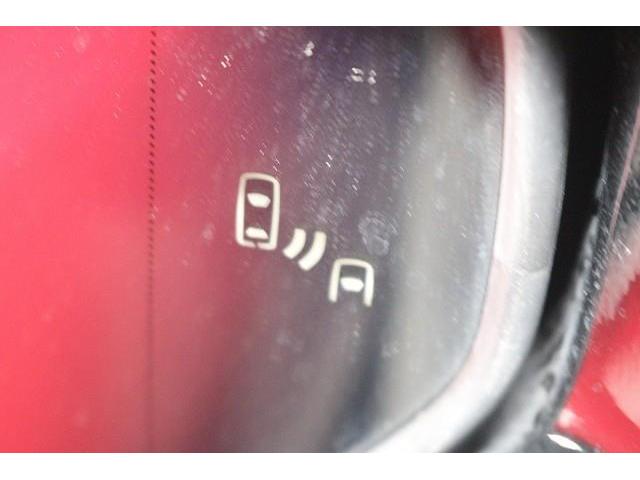 �a�r�l�i�u���C���h�X�|�b�g���j�^�[�j�𑕔��I�@�ׂ̎Ԑ��𑖂�ԗ������p�G���A�ɓ���ƁA�h�A�~���[�̃C���W�P�[�^�[�������Ă��m�点�B