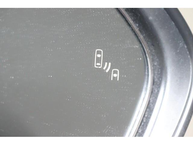 �a�r�l�i�u���C���h�X�|�b�g���j�^�[�j�𑕔��B�@�ׂ̎Ԑ��𑖂�ԗ������p�G���A�ɓ���ƁA�h�A�~���[�̃C���W�P�[�^�[�������Ă��m�点�I