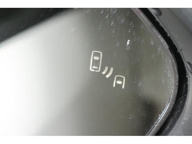 �a�r�l�i�u���C���h�X�|�b�g���j�^�[�j�𑕔��I�@�ׂ̎Ԑ��𑖂�ԗ������p�G���A�ɓ���ƁA�h�A�~���[�̃C���W�P�[�^�[�������Ă��m�点�B