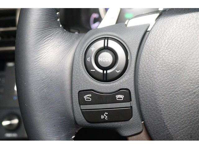 �X�e�A�����O�X�C�b�`�𑕔��B�@�I�[�f�B�I�Ȃǂ̑��삪�茳�ŏo����̂ň��S�ŕ֗��ł��B