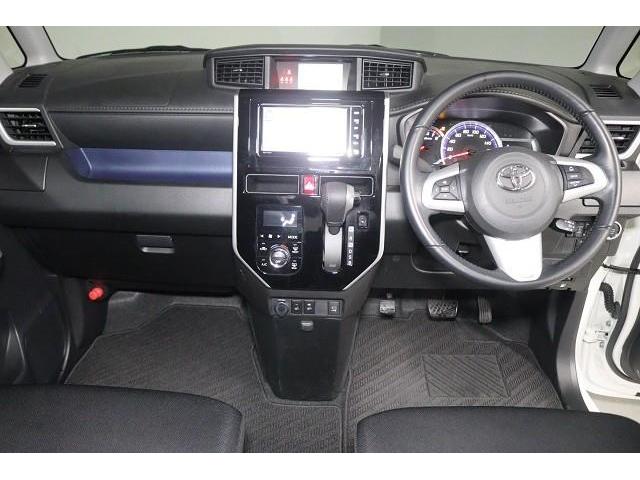 ���F���̗ǂ��C���p�l����B�X�C�b�`�Ȃǂ̑�������₷���z�u�ɂȂ��Ă���܂��B