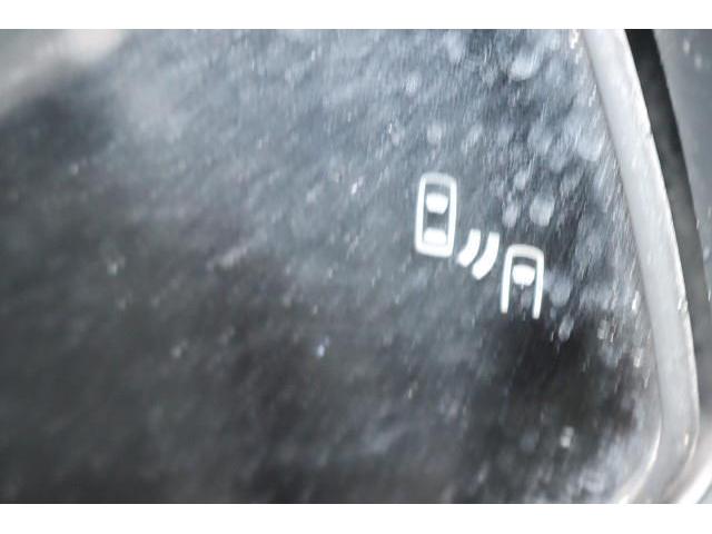 �a�r�l�i�u���C���h�X�|�b�g���j�^�[�j�𑕔��I�@�ׂ̎Ԑ��𑖂�ԗ������p�G���A�ɓ���ƁA�h�A�~���[�̃C���W�P�[�^�[�������Ă��m�点�B