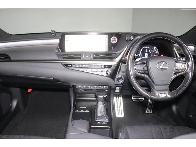 ���F���̗ǂ��C���p�l����B�X�C�b�`�Ȃǂ̑�������₷���z�u�ɂȂ��Ă���܂��B