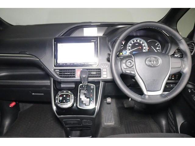 ���F���̗ǂ��C���p�l����B�X�C�b�`�Ȃǂ̑�������₷���z�u�ɂȂ��Ă���܂��B