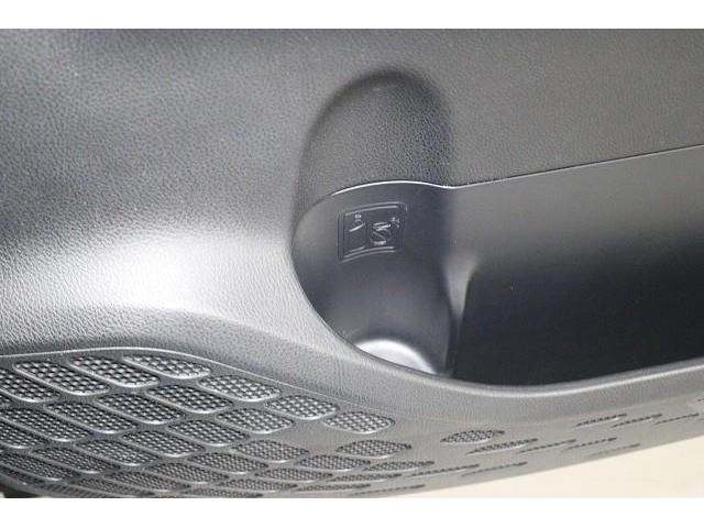 �h�A�|�P�b�g���ɂ��h�����N�z���_�[�𑕔����Ă��܂��B