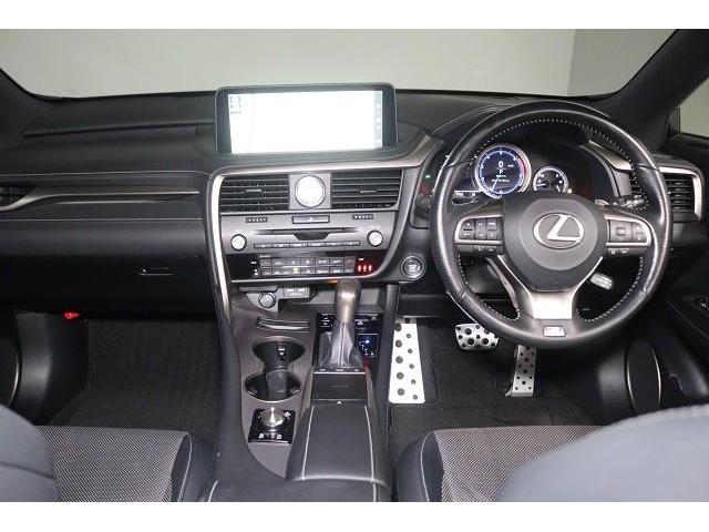 ���F���̗ǂ��C���p�l����B�X�C�b�`�Ȃǂ̑�������₷���z�u�ɂȂ��Ă���܂��B