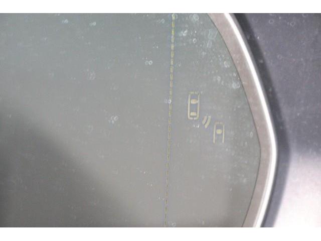 �a�r�l�i�u���C���h�X�|�b�g���j�^�[�j�𑕔��I�@�ׂ̎Ԑ��𑖂�ԗ������p�G���A�ɓ���ƁA�h�A�~���[�̃C���W�P�[�^�[�������Ă��m�点�B