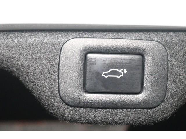 ���̃{�^���������ƁA�g�����N�i�o�b�N�h�A�j��d���ŊJ�ł��܂��B