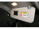 サンバイザーは、眩しい日差しを遮るほかにも、裏のミラーで身だしなみを整えることができます。