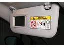 サンバイザーは、眩しい日差しを遮るほかにも、裏のミラーで身だしなみを整えることができます。
