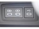 スマートフォンなどの充電に便利なUSBポートを装備。