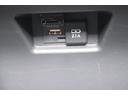 スマートフォンなどの充電に便利なUSBポートを装備。