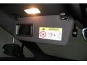 サンバイザーは、眩しい日差しを遮るほかにも、裏のミラーで身だしなみを整えることができます。