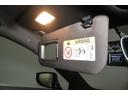 サンバイザーは、眩しい日差しを遮るほかにも、裏のミラーで身だしなみを整えることができます。